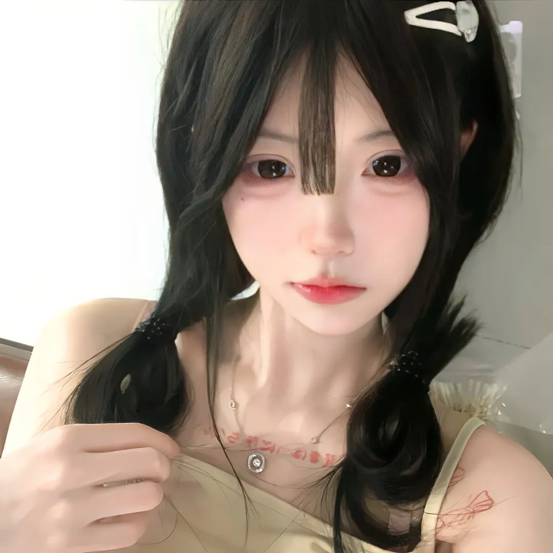 大叔在左，奶狗在右